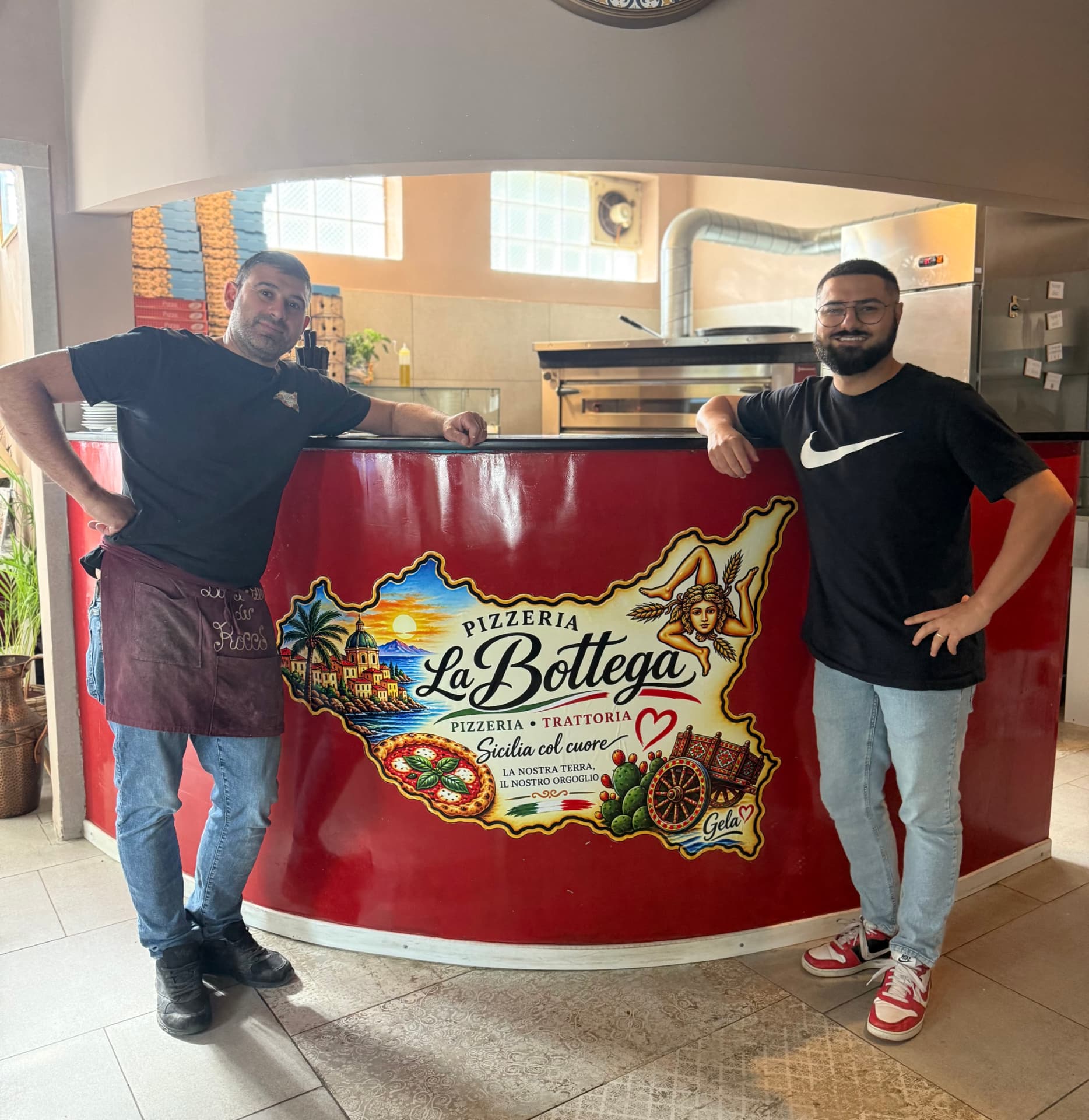 Rocco Ajello von der Pizzeria La Bottega in Wetter gemeinsam mit Domenico Bilotti an der Theke