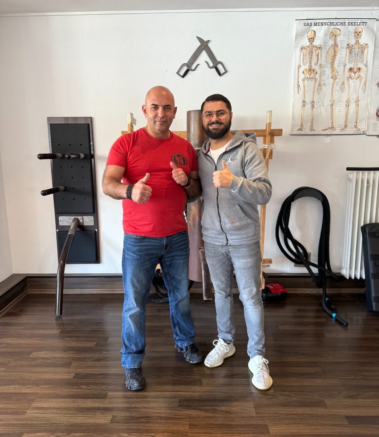 Trainer Thomas Vlotinos der MVTP Kampfkunstschule in Haan gemeinsam mit Domenico Bilotti