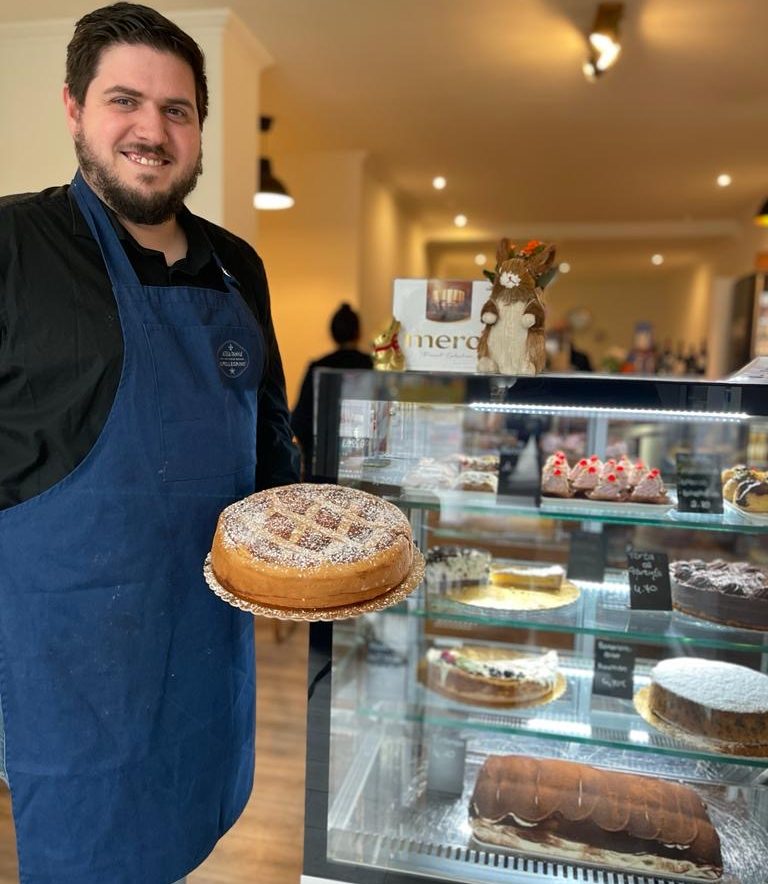 David Fratantonio, Inhaber von David’s Café in Düsseldorf, mit einer selbst gebackenen Torte